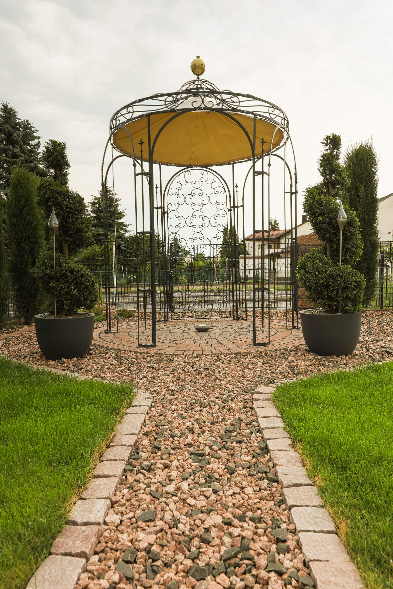 "Pavillon Siena mit Messingkugel und Sonnensegel