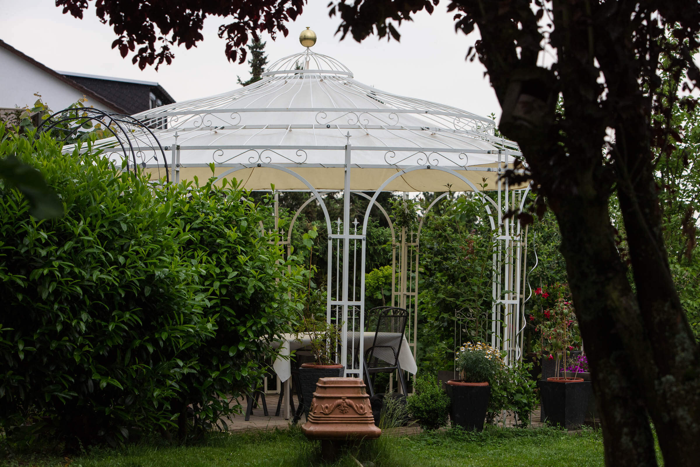 Tonnelle de jardin Toscana avec boule de faîtage en laiton et voile d’ombrage, thermolaquée en coloris spécial blanc