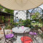 Tonnelle de jardin Milano avec voile d'ombrage et deux treillages Rosa