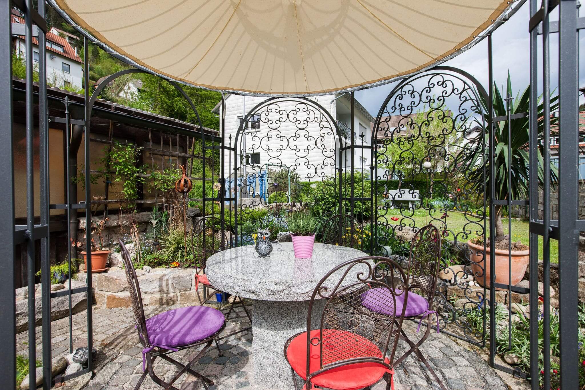 Tonnelle de jardin Milano avec voile d'ombrage et deux treillages Rosa