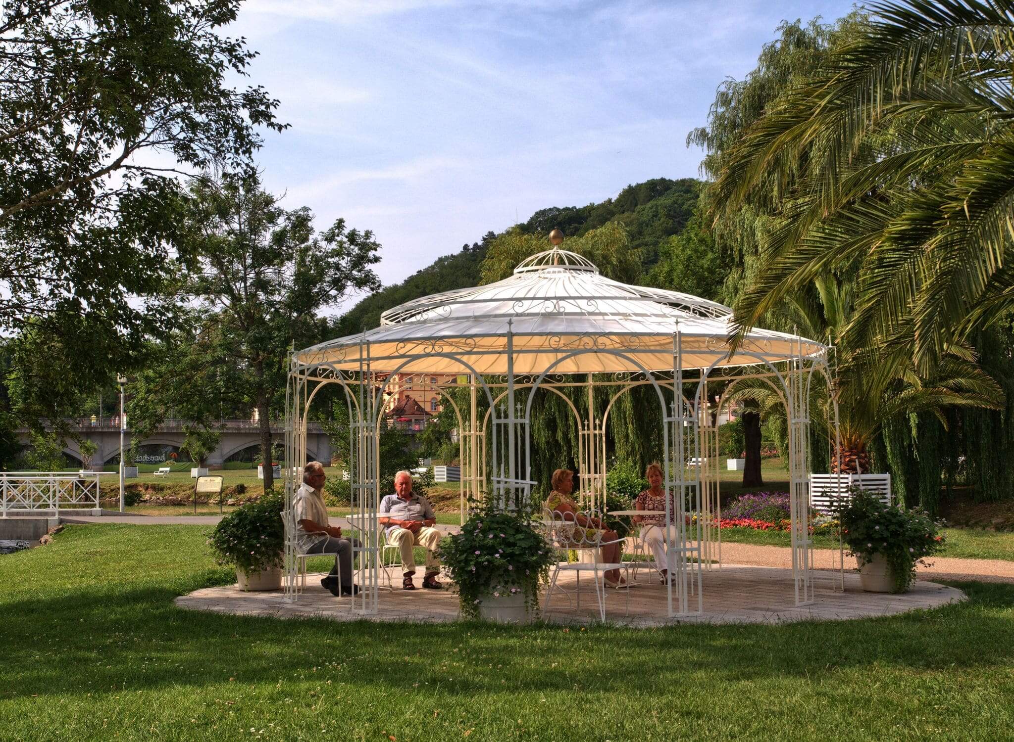 Tonnelle de jardin Toskana avec voile d’ombrage, thermolaquée en coloris spécial blanc.