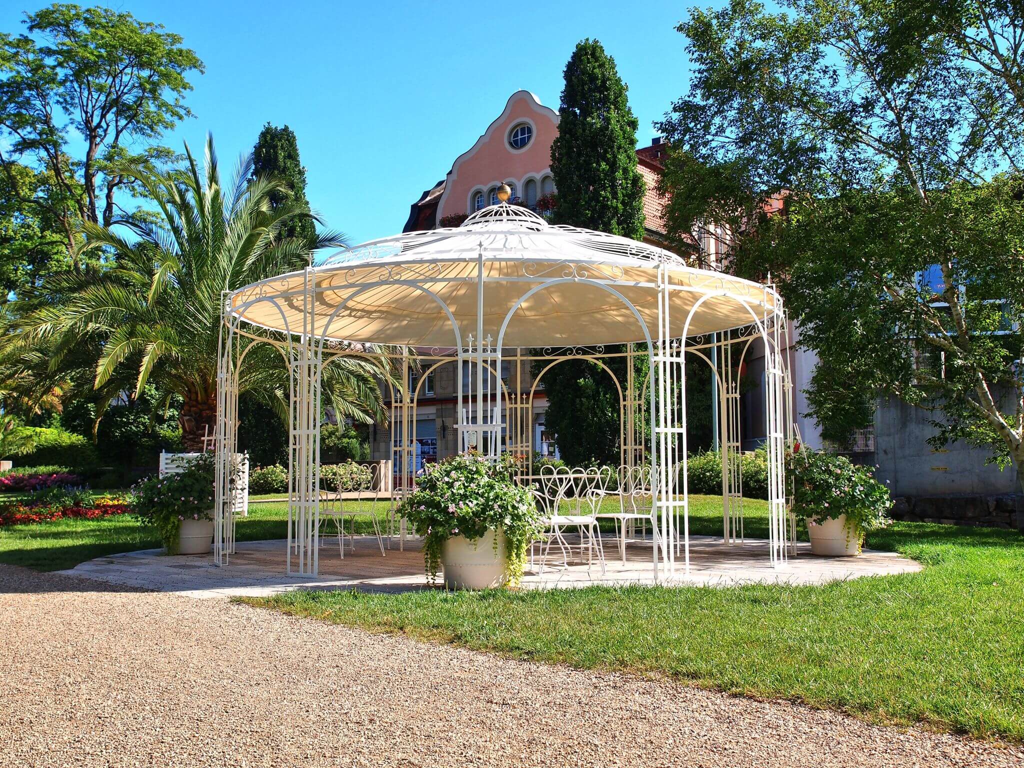 Tonnelle de jardin Toscana avec voile d’ombrage, thermolaquée en coloris spécial blanc.