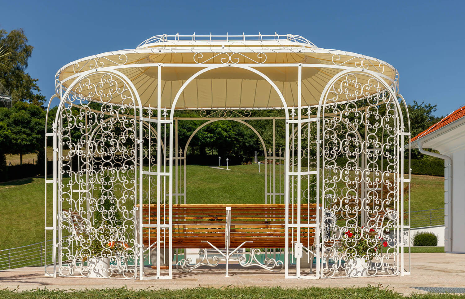 Tonnelle de jardin Verona avec voile d’ombrage et treillage Rosa, thermolaquée en coloris spécial blanc.