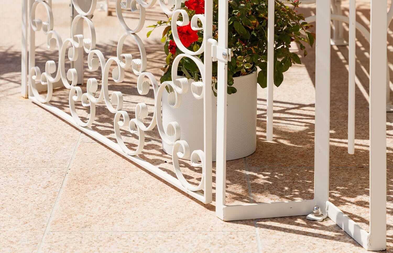 Tonnelle de jardin Verona avec treillage Rosa, thermolaquée en coloris spécial blanc.
