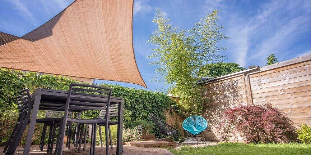 Voile d'ombrage moderne pour un aménagement de jardin flexible